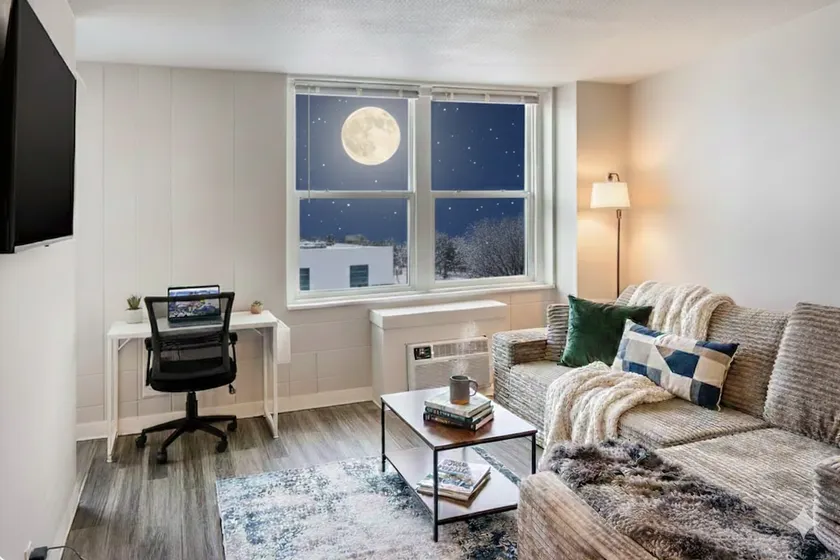 8 Mins to Downtown • 2 Beds + Desk + Free Parking - Image 1