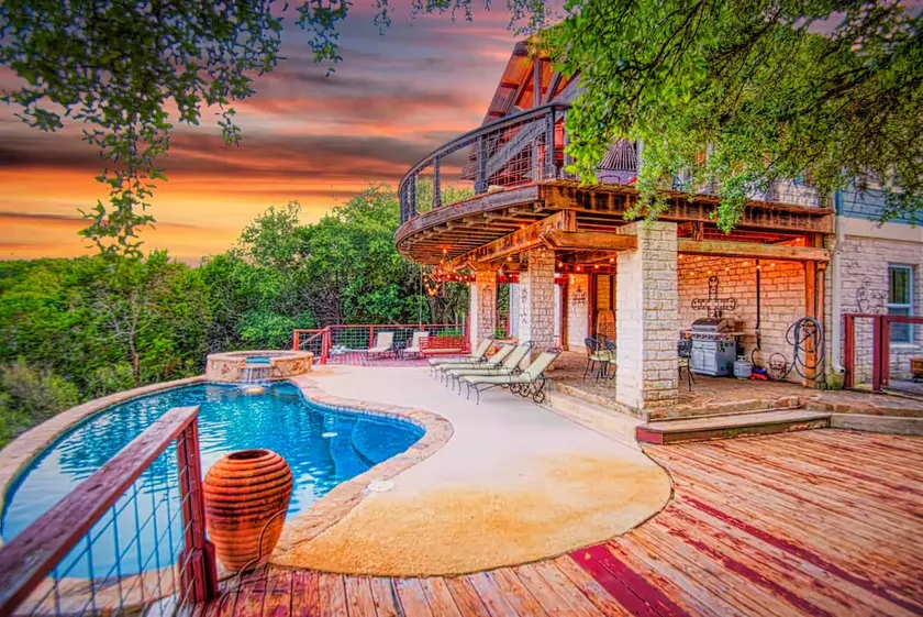 Hill Country Retreat Hot Tub, Luxury, Sleeps 14! - Image 1