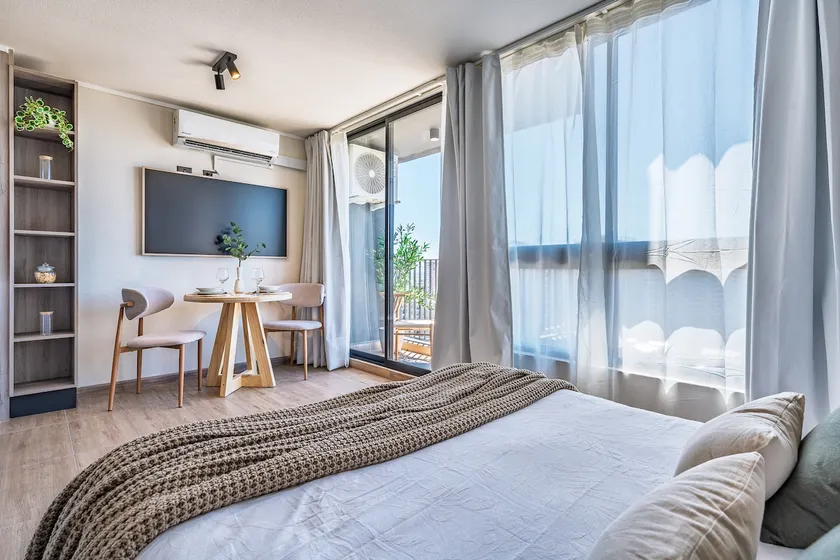 AC & WiFi · 2 min to Metro & Mall · Panoramic View - Image 1