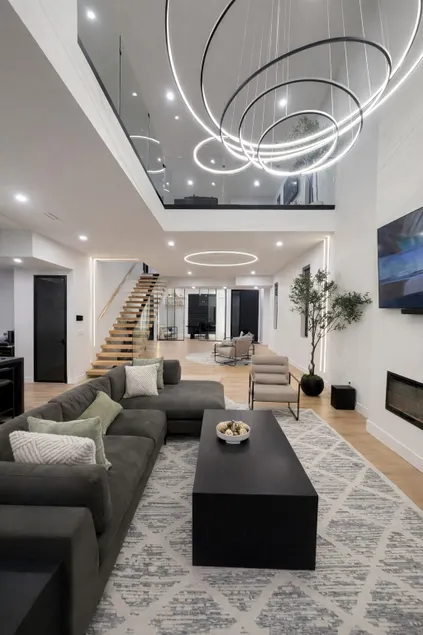 Grand & Spacious Downtown Luxe Stay| 4BR| Sleeps 8 - Image 1