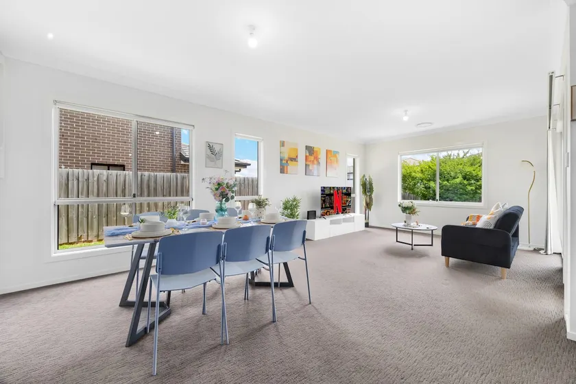 Peaceful Schofields 5BR Near Station Garage - Image 1