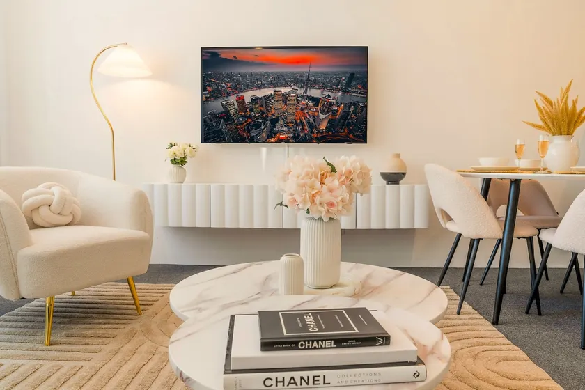 Ivory Atelier | CBD World Square w Pool + Parking - Image 1