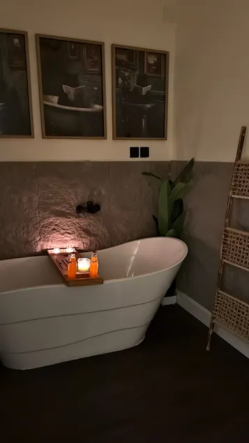 Bohemian Design Studio with Bathtub - Image 1