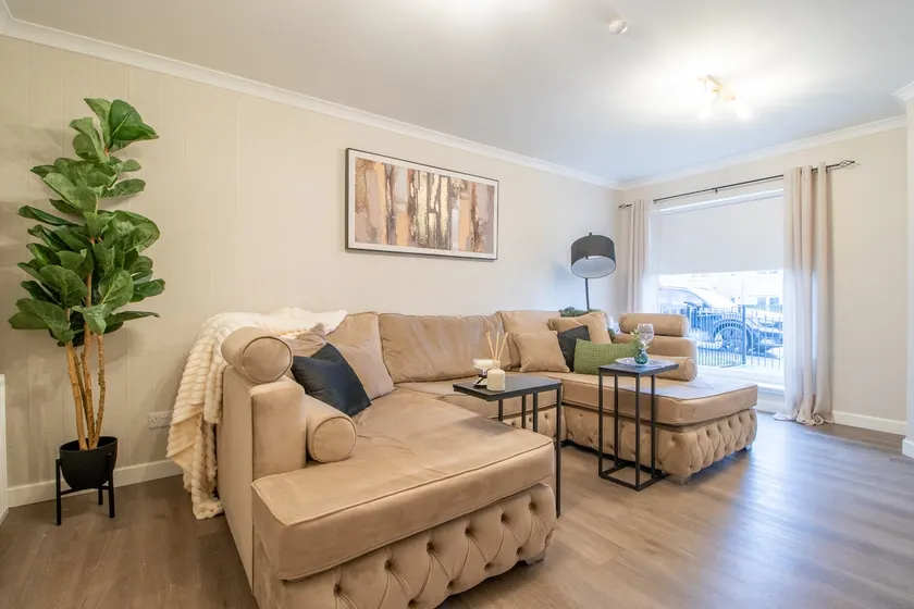 Angel House - 3 bedrooms close to Airdrie Centre - Image 1
