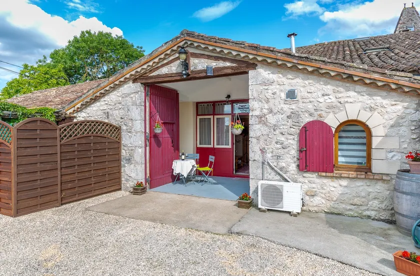 Private gîte with stunning views & shared pool - Image 1