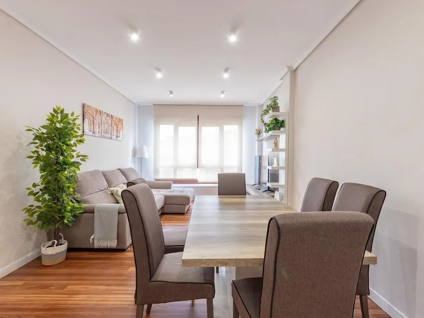 Bright apartment in Las Arenas - Image 1