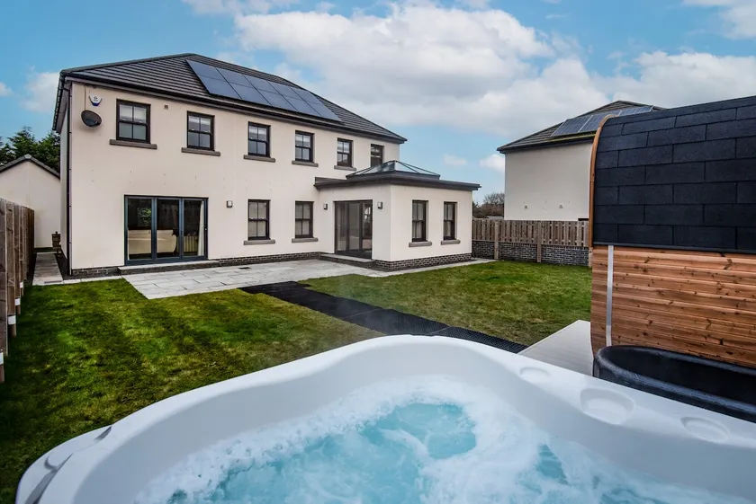 Hoggs Wellness Retreat Sauna & Jacuzzi - Image 1