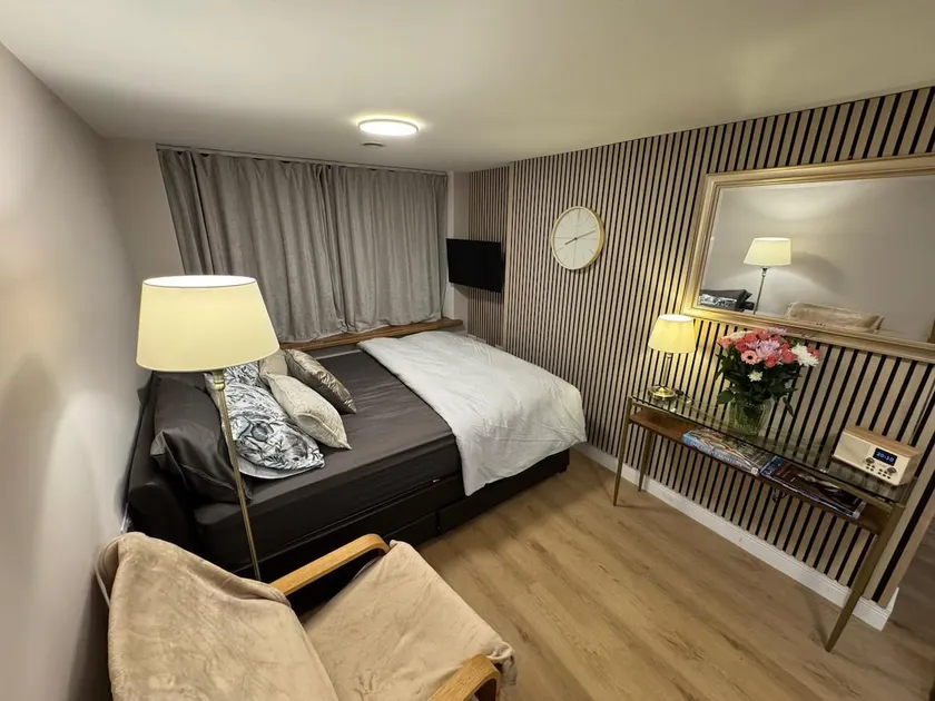 Modern Sandgate Studio - Free Parking, Quiet, WiFi - Image 1
