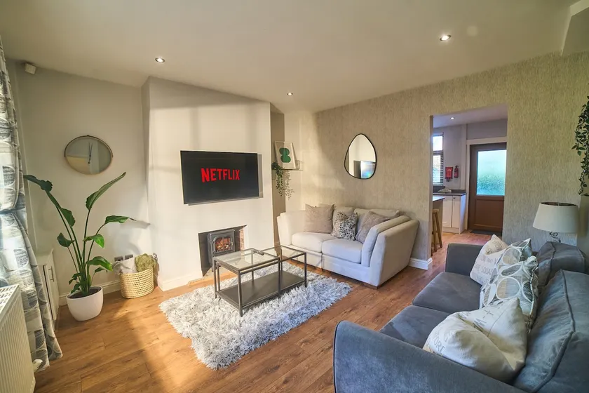 Modern Cosy 2-Bed Terrace with Private Garden - Image 1