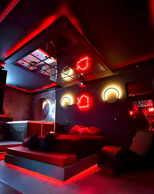 REDROOMX Loveroom - Image 1