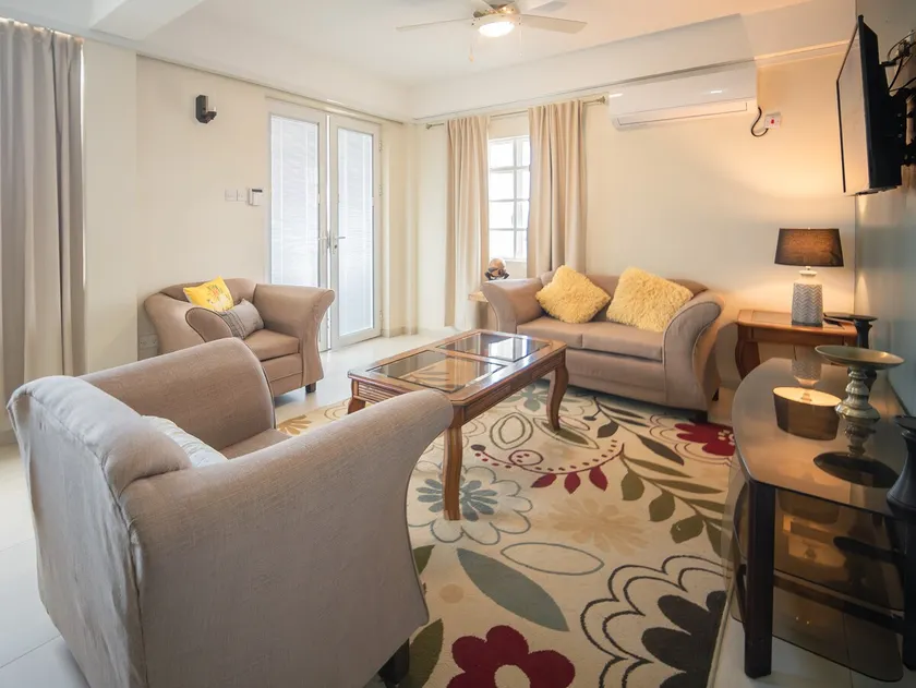 Stylish 1BR with Pool & Marina Views - Image 1
