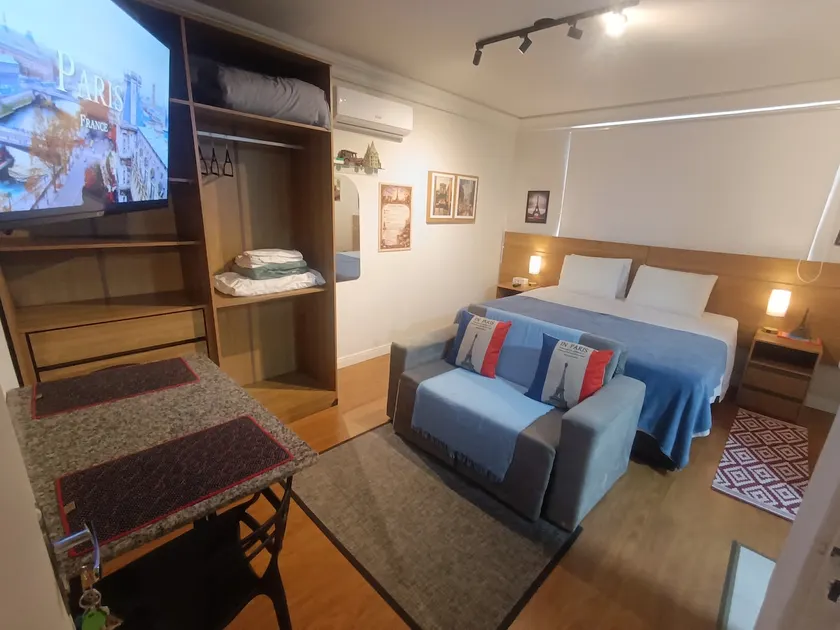 Studio Paris: King Bed, Garage and Air Conditioning - Image 1