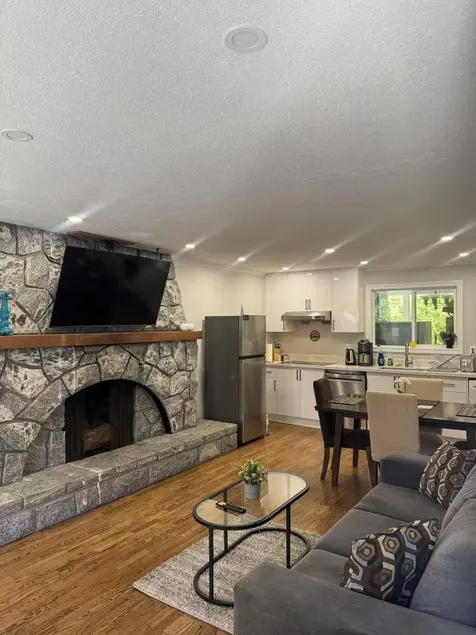 Spacious 3BR Gatineau Home • Parking & Convenient - Image 1