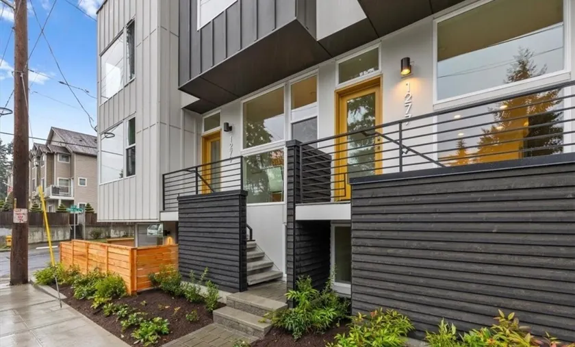 Split Level Townhome | Rooftop Deck | 15 mins Down - Image 1