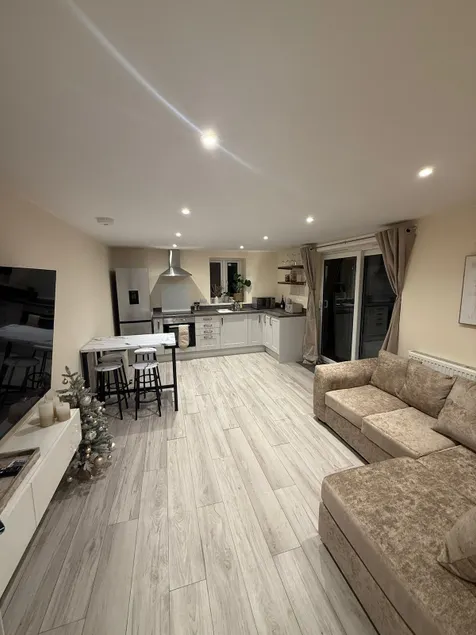 Modern 2-bed 2-bath detached flat with garden - Image 1