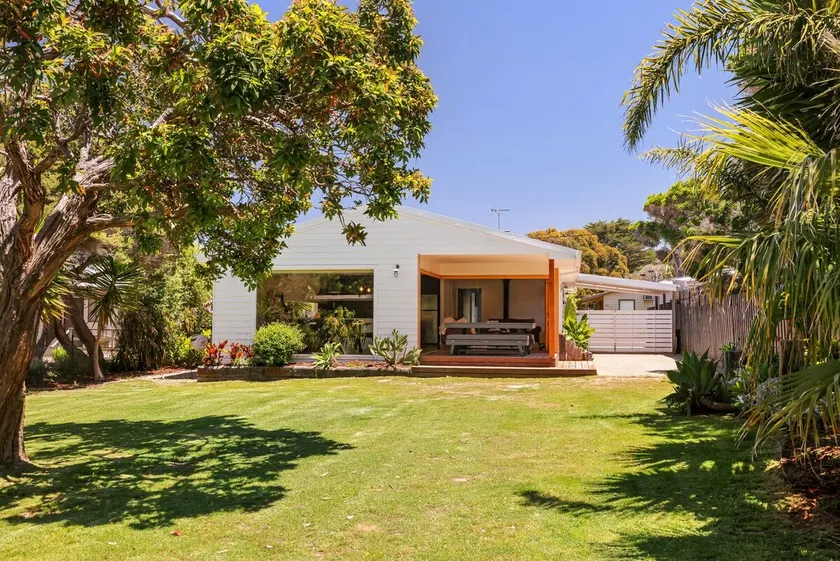 Barramundi Beach House - Image 1