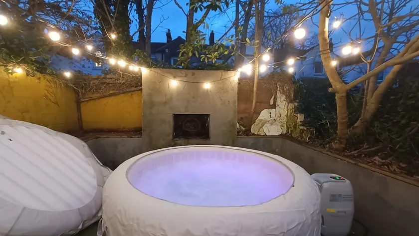 Hot Tub Emerald Escape - Private Garden & Free Parking - Image 1