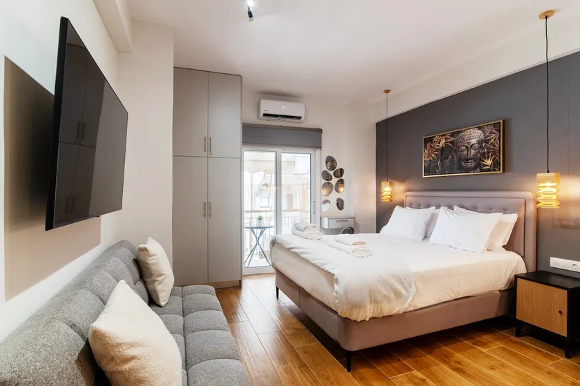 Luxury Boutique Suite w Balcony 5 min Metro - Image 1