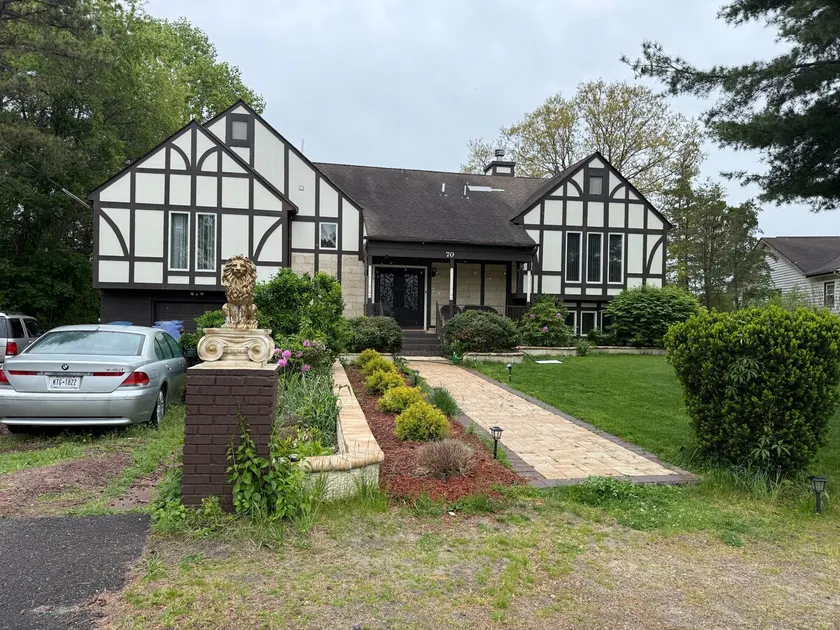 The Estate on the Lake - Image 1