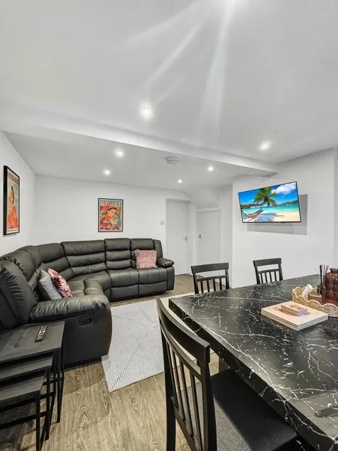 Sleeps 8, 4 bed 2 bathroom house with parking Balderton - Image 1