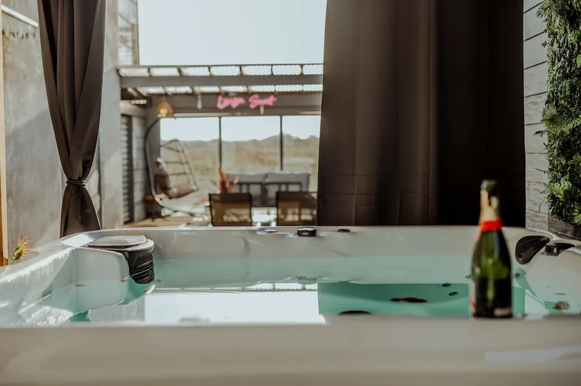 L’Ôrizon Secret – Love Room & XXL Spa with Pyrenees View - Image 1