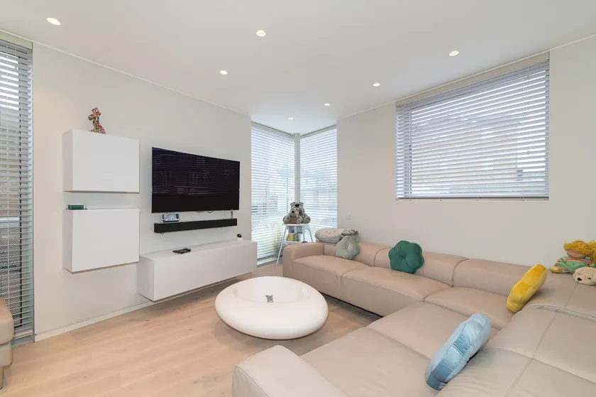 Modern Smart Home with Garden close to Richmond - Pass the Keys - Image 1