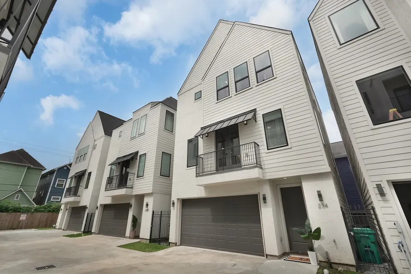 Priv 3BR | 4BA Home w/ Movie Room & FREE Parking - Image 1
