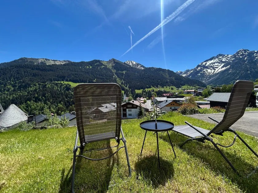 Sunny 2-room apartment with direct mountain views - Image 1