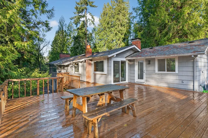 Charming Portland Getaway | Backyard | Library - Image 1
