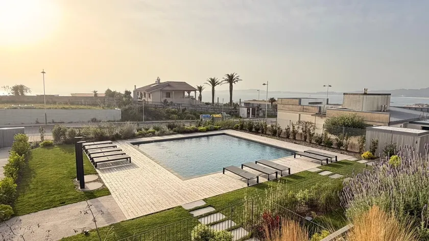 Excellent flat with swimming pool and sea views - Image 1