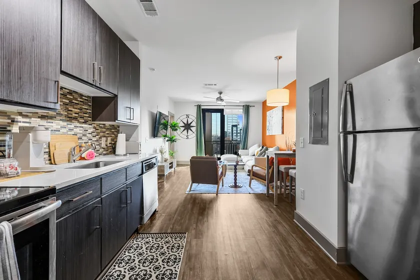 Mins to Broadway. Parking. Pool. Gym. Midtown Nash - Image 1
