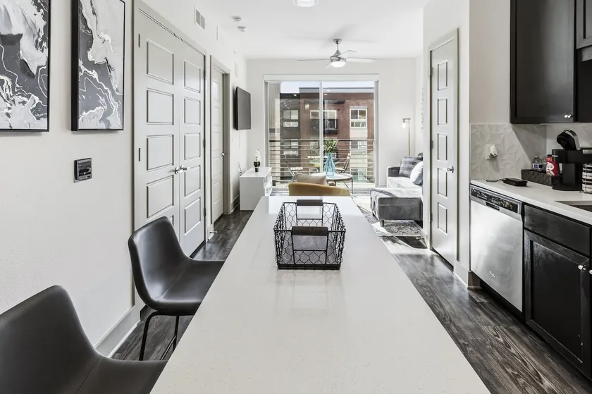 Luxury Chic Retreat - Image 1