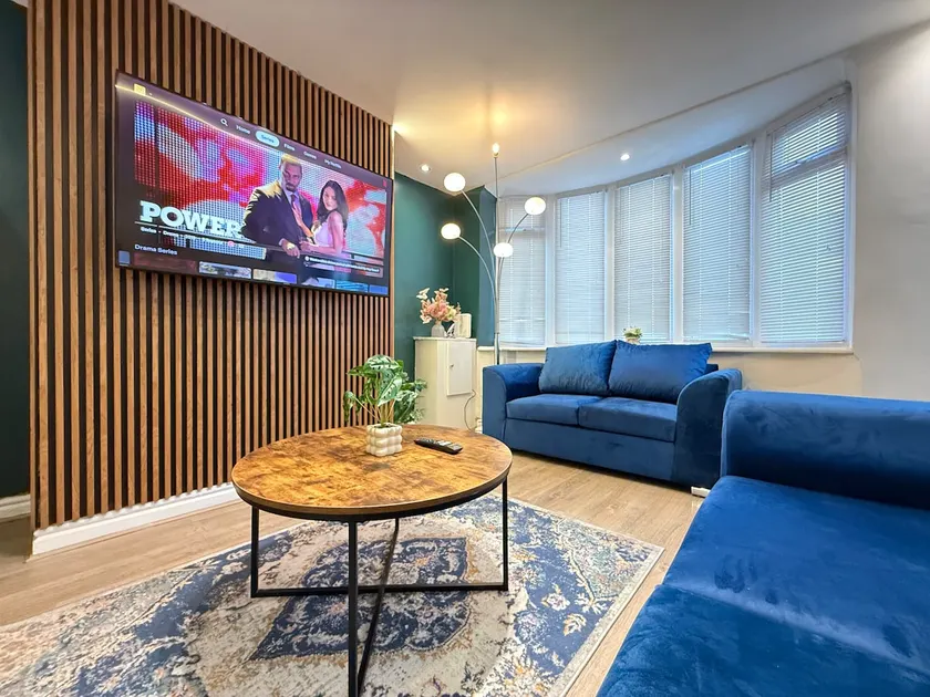 Spacious Modern Home *Family Friendly*Free Parking - Image 1