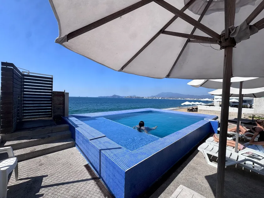 Beautiful accommodation right on the beach, enjoy the day - Image 1