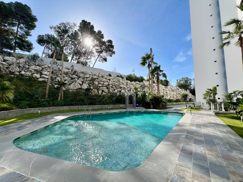 Gorgeous 2 Bedrooms City Retreat with 10th Floor Views - Image 1