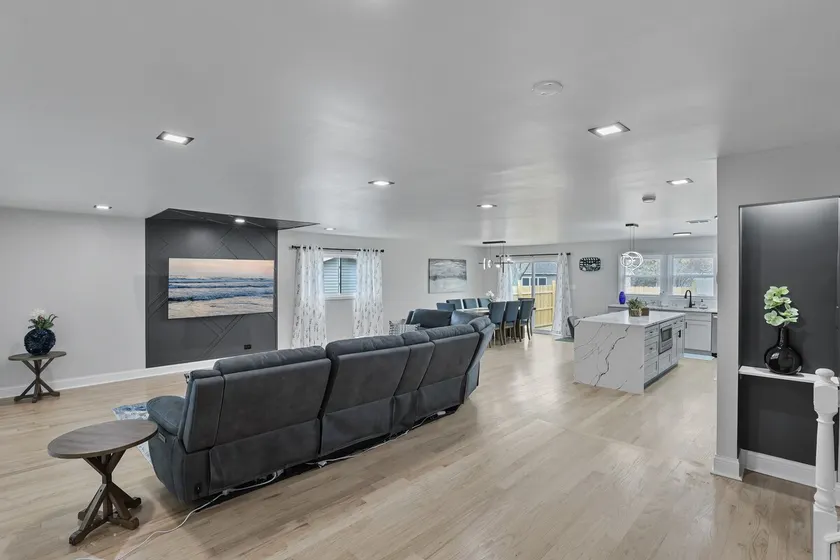 Angel: Spacious Modern Home! - Image 1