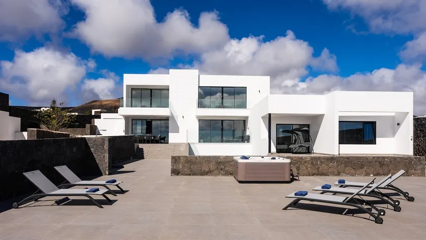Luxury 6BRVilla-Sea Views-Heated Pool-Jacuzzi-Gym - Image 1