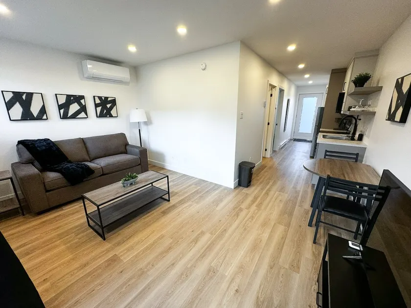 Loft 1639 - Living room and queen size bed - Image 1