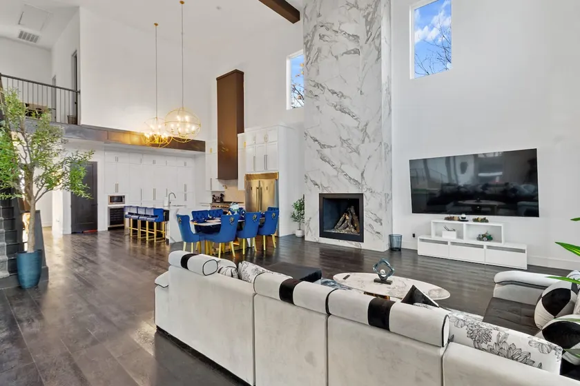 Majestic 6BR Sleeps 24 w BBQ/Hot Tub/Skyline View - Image 1