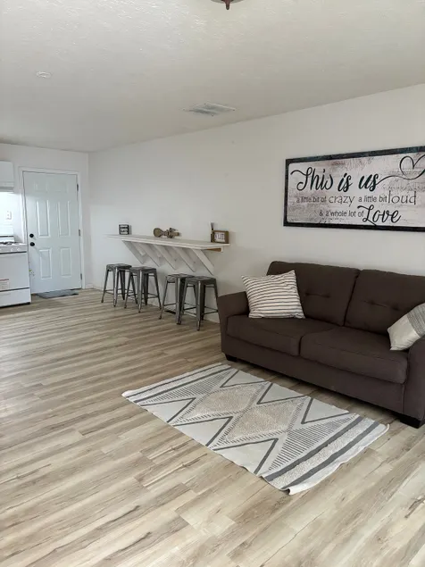 Cozy 2 bedroom duplex - Image 1