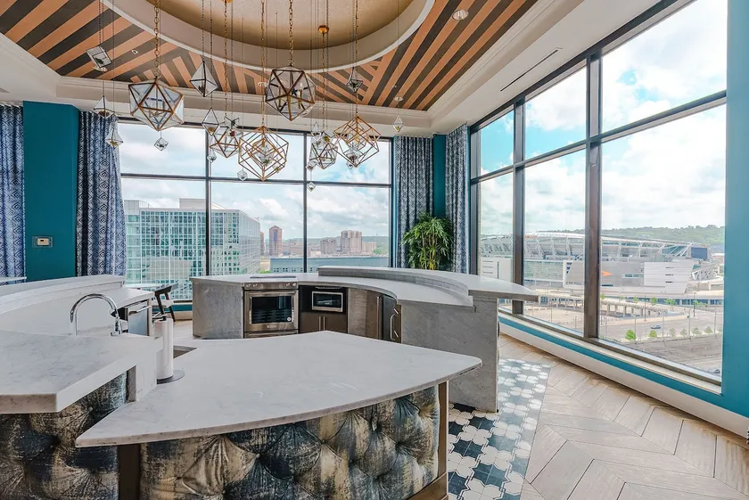 Stylish 1 Bed In Downtown Cincinnati - Image 1