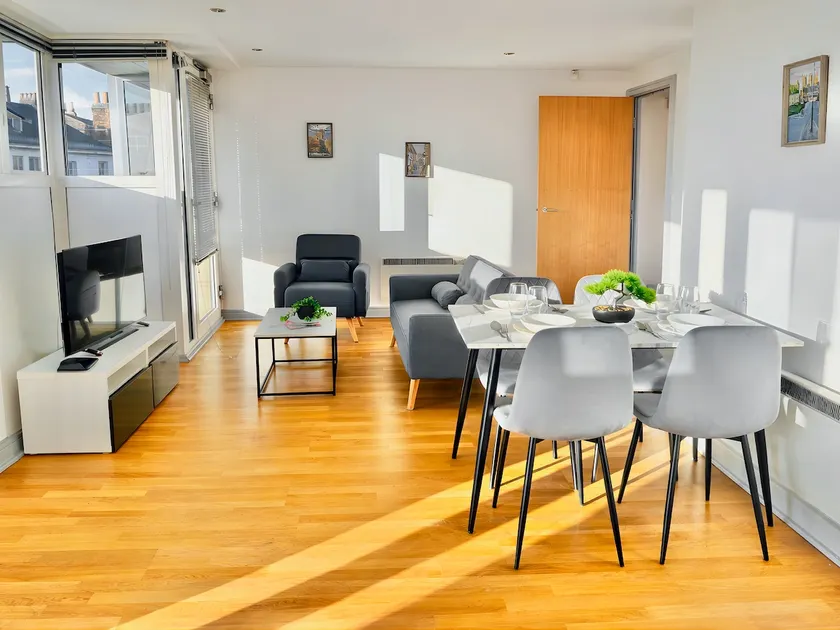 Modern 2-Bed Apartment in York City Centre - Steps from Minster and Shambles - Image 1