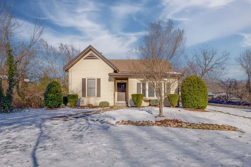Cozy Historic Home, On River, King Beds, Downtown! - Image 1