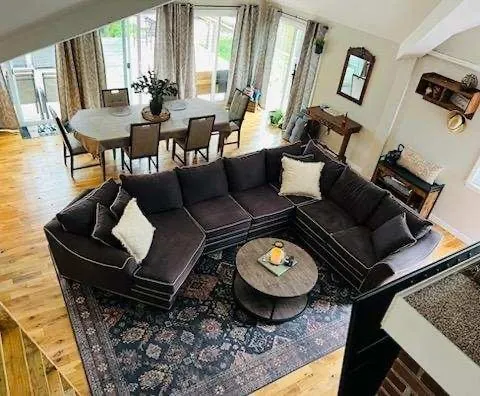 Serene Waterfront Bungalow - Private Lake Access - Image 1
