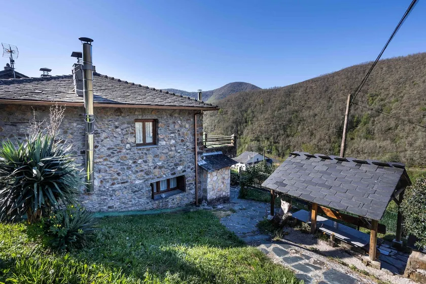 Menéndez Village House - Image 1
