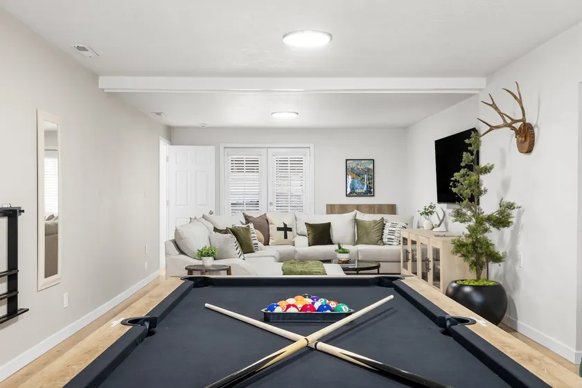 6 BR Game Home W/ Poker and Pool Tables - Image 1