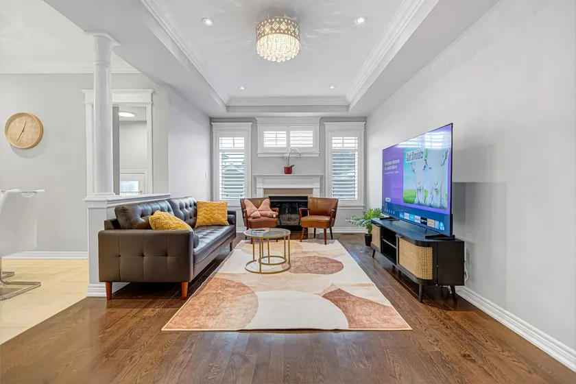 Spacious 5BR Richmond Hill Home •Sleeps 10•Parking - Image 1