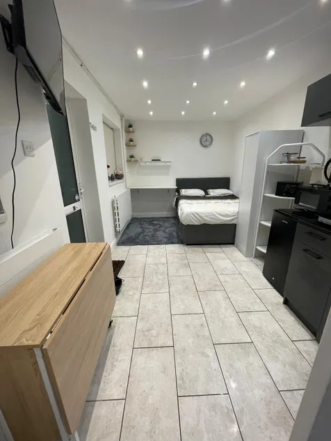 Spacious and Modern Studio Apartment in Heathrow - Image 1