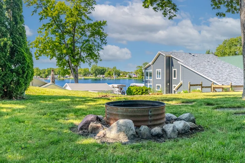 Lake View Lodge, 1 mile from Blue Barn Berry Farm! - Image 1