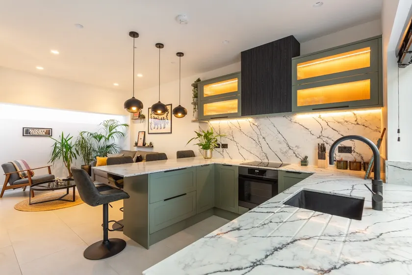 Luxury 4-Bedroom Hove Retreat with Free Parking - Image 1